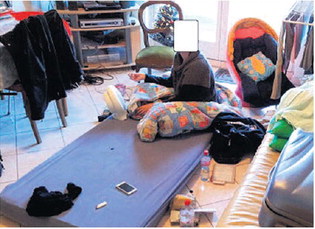 figlia sul pavimento