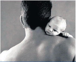 padre con bimbo spalla